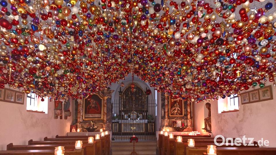 8000 Christbaumkugeln funkeln in der 14-Nothelfer-Kapelle in Schönsee im Kerzenlicht. Diese Aktion des Frauenbundes sorgt für Aufsehen. Bild: bl
