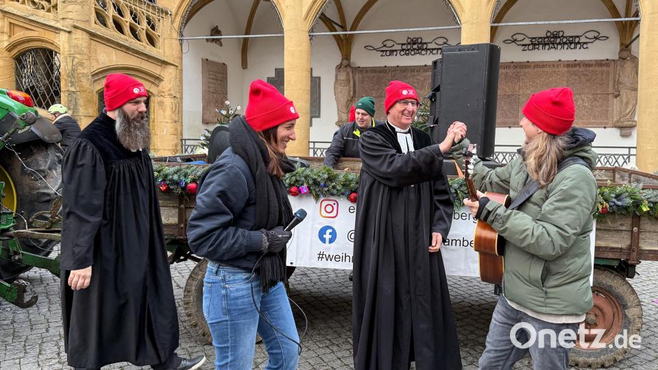 Weihnachtsbulldog der Erlöserkirche Amberg im Einsatz auf dem Marktplatz. Bild: Petra Hartl