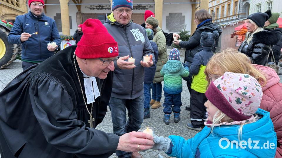 Regionalbischof Klaus Stiegler überreicht das Friedenslicht. Bild: Petra Hartl