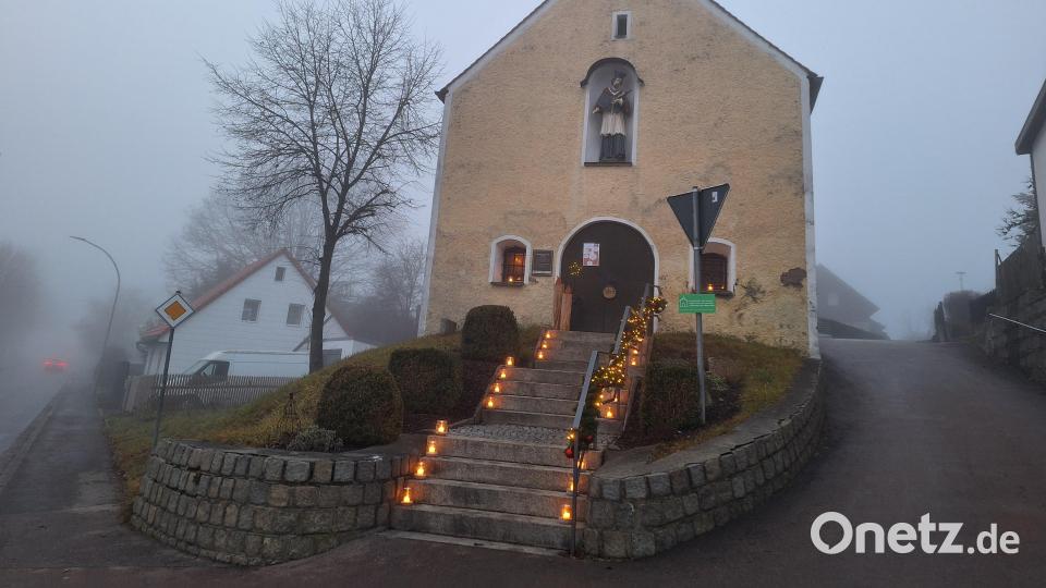 Jeden Tag werden am Aufgang zur Kapelle Kerzen entzündet, um Besuchern den Weg zu weisen. Bild: bl