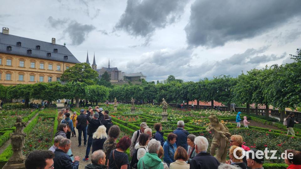 Der Rosengarten der Neuen Residenz während sich die Regenwolken verziehen. Bild: Marina Sigritz