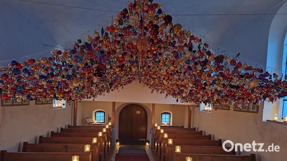 Rund 160 Kilogramm muss das Netz bei 8000 Kugeln tragen. An der Eingangstür liegt das Gästebuch bereit und ist bereits gut gefüllt mit begeisterten Kommentaren. Bild: bl