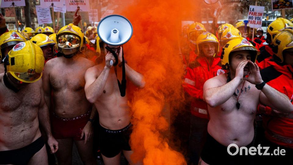 Spanische Feuerwehrleute demonstrieren in Badehosen in Barcelona. Bild: Lorena Sopêna/EUROPA PRESS/dpa