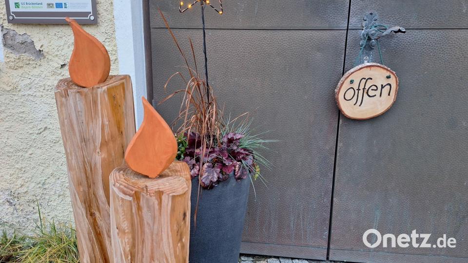 Ein hölzernes Schild weist darauf hin, dass die Kapelle für den Adventszauber geöffnet ist - täglich von 10 bis 22 Uhr. Bild: bl