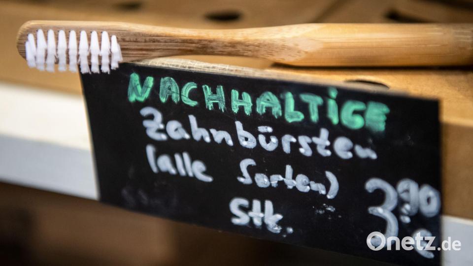Für einen Teil der Konsumentinnen und Konsumenten spielt die Frage, ob ein Produkt das Kriterium „Nachhaltigkeit“ erfüllt, eine Rolle bei der Kaufentscheidung. (Symbolbild) Bild: Sina Schuldt/Deutsche Presse-Agentur GmbH/dpa