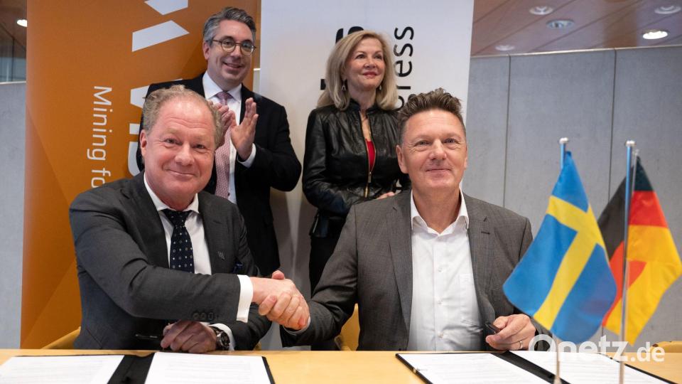 Handschlag in Berlin: Viscaria-Chef Olsson (l) und Aurubis-Produktionsvorstand Kurth. Der schwedische Kupferminenkonzern liefert den Rohstoff künftig an den deutschen Produzenten. Bild: Markus Lenhardt/dpa