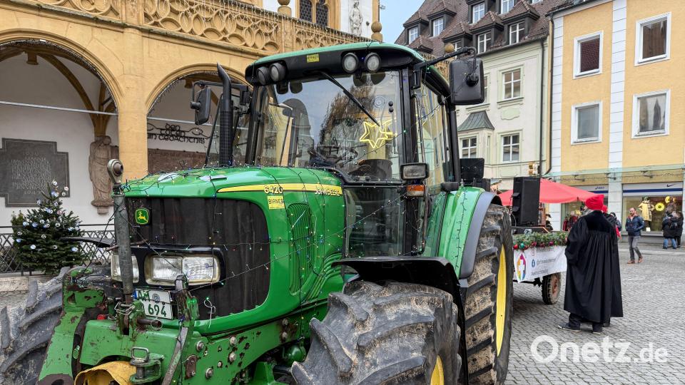 Der Weihnachtsbulldog der Erlöserkirche Amberg im Einsatz auf dem Marktplatz. Bild: Petra Hartl