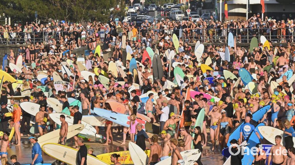 Surfer und Schwimmer bereiten sich in Sydney für eine Gedenkfeier vor. Bild: Mick Tsikas/AAP/dpa