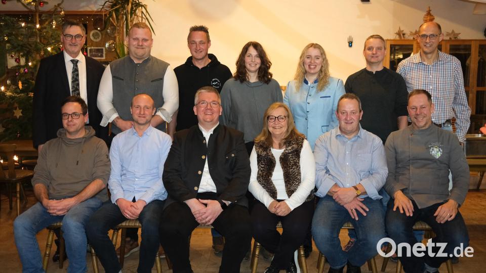 Sie kandidieren auf der CSU-Liste für den Gemeinderat Stulln. Die Spitzenplätze nehmen (sitzend von links) Roland Lebrecht, Simon Obermeier, Stefan Wittmann, Heidi Kühn, Edelbert Schmal und Gregor Bodensteiner ein. Bürgermeister Hans Prechtl (stehend links) tritt nach 36 Jahren nicht mehr an. Bild: Hirsch