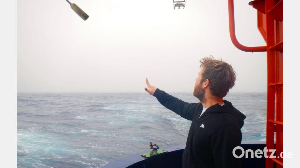 Geowissenschaftler Klages ist immer noch erstaunt und froh, dass die Flaschenpost die lange Reise überstand und gefunden wurde. Bild: Thomas Ronge/Alfred-Wegener-Institut /dpa