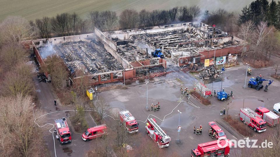 Nach einem Großbrand in Zehdenick in Brandenburg ist ein Supermarktkomplex zerstört. Bild: Michael Ukas/dpa