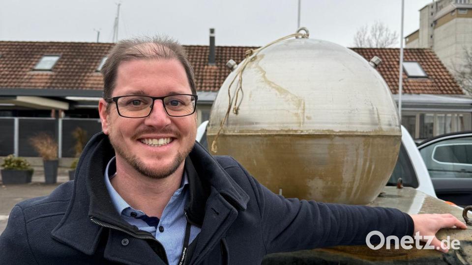 Finder Silvan Paganini soll nun auch etwas von dem Gin abbekommen. Bild: -/Schiffbergeverein/dpa