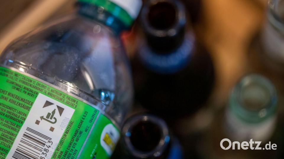 Sein Pfandflaschen-Geld spendete ein Obdachloser an ein Frauenhilfswerk. (Symbolbild) Bild: Lino Mirgeler/dpa