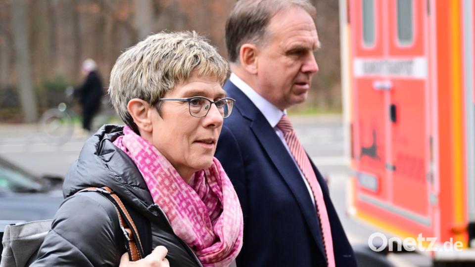 Kramp-Karrenbauer setzt sich gegen Krings durch. Bild: Sebastian Christoph Gollnow/dpa