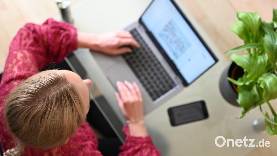 Beim Online-Shopping soll es leichter werden, die Bestellung rückgängig zu machen. (Illustration) Bild: Helena Dolderer/dpa/dpa-tmn