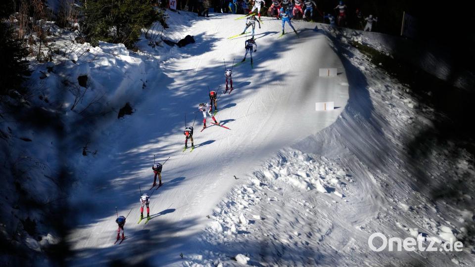 Immer schön in der Reihe fahren: Athleten sind beim Weltcup der Nordischen Kombination in Ramsau auf der Strecke unterwegs . Bild: Matthias Schrader/AP/dpa