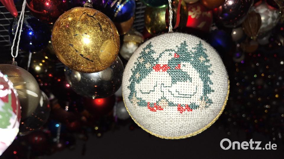 Zu den Raritäten gehört diese bestickte Kugel. Bild: bl
