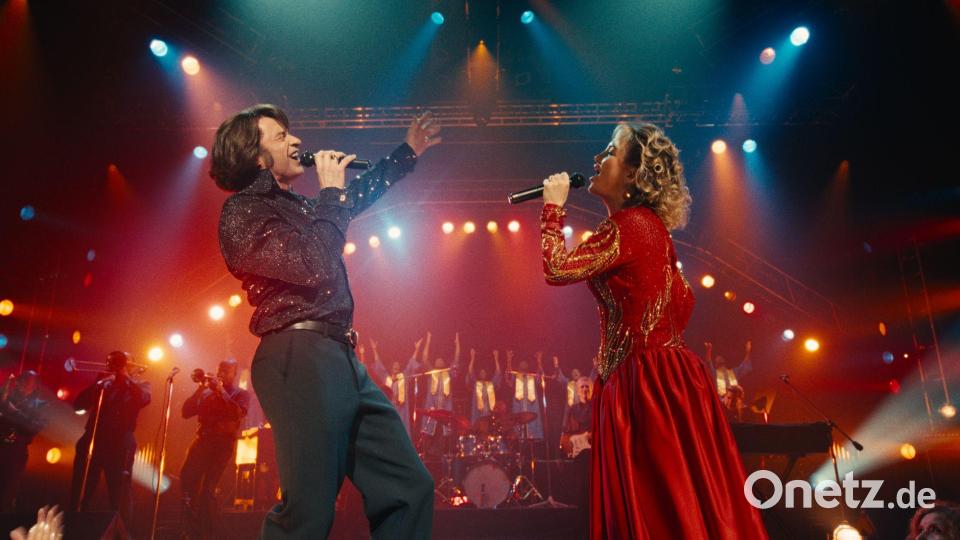 Hugh Jackman (l) als Mike Sardina und Kate Hudson als Claire Stengl in einer Szene des Films „Song Sung in Blue“. Bild: -/Universal/Focus Features/dpa