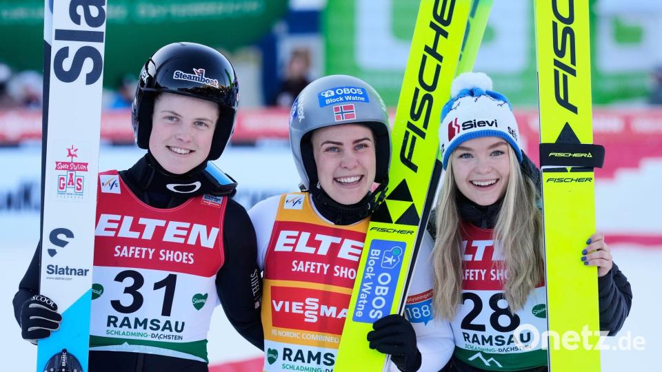 Podium in Ramsau um Siegerin Hagen. Bild: Matthias Schrader/AP/dpa