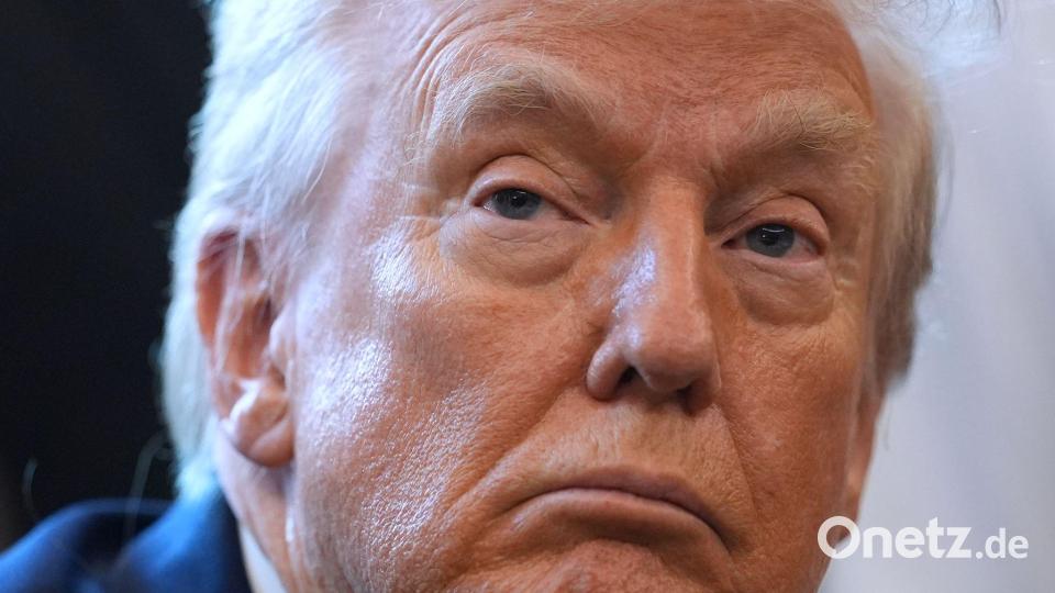 Trump hatte erst nach langem Druck ein Gesetz unterschrieben, das vorsieht, dass das Justizministerium Ermittlungsakten zu dem Fall freigeben muss. Bild: Evan Vucci/AP/dpa