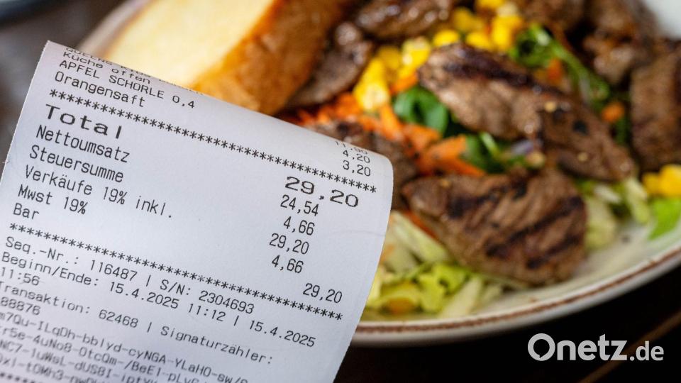 Die meisten Befragten geben üblicherweise Trinkgeld in Höhe von 6 bis 10 Prozent der Rechnungssumme. (Archivbild) Bild: Sina Schuldt/dpa