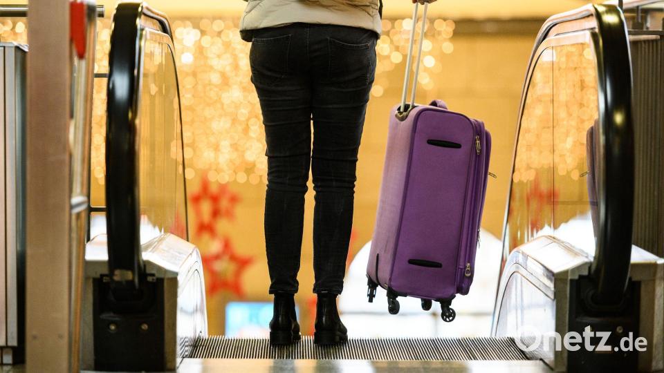 Zahlreiche Menschen machen sich vor Weihnachten auf den Weg zu ihren Liebsten. (Symbolbild) Bild: Andreas Arnold/dpa