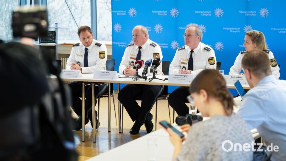 Bei der Pressekonferenz wurden am Freitag die Ermittlungsergebnisse zum tödlichen Verkehrsunfall von Riekofen bekanntgegeben. Von rechts: Corinna Wild (Pressesprecherin des Polizeipräsidiums Oberpfalz), Thomas Wagner (Leiter der Polizeiinspektion Wörth), sein Stellvertreter Josef Neft und Sebastian Lintl, Leiter des Präsidialbüros im Polizeipräsidium. Bild: PP Oberpfalz/Weingärtner