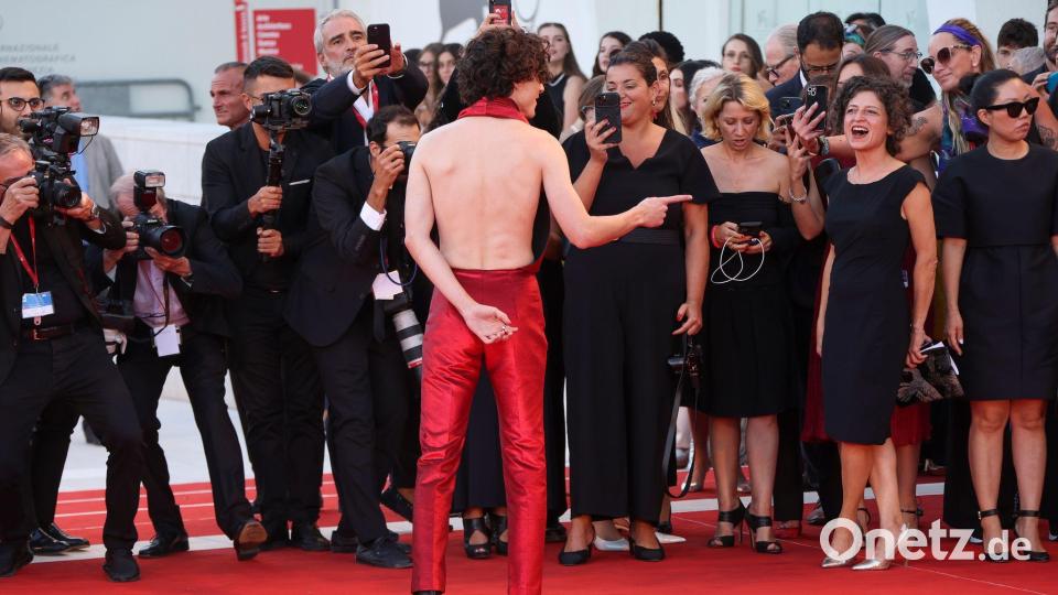 Der Schauspieler zeigte sich 2022 bei den Filmfestspielen in Venedig mit einem rückenfreien Outfit (Archivbild). Bild: Joel C Ryan/Invision/AP/dpa