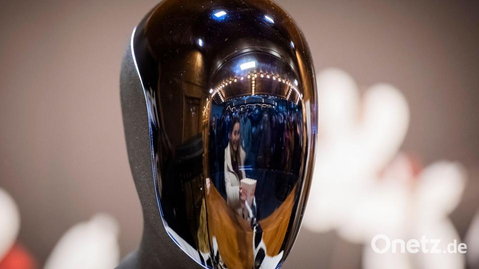 Tesla-Chef Elon Musk sagt vorher, dass es auf der Welt mehr Roboter als Menschen geben werde. Bild: Christoph Soeder/dpa