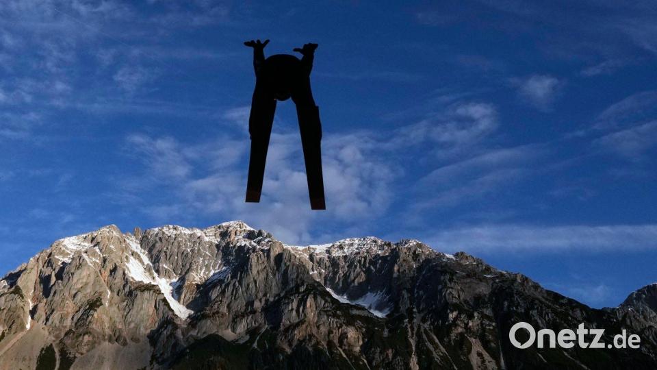 Ski nordisch/Kombination: Nathalie Armbruster aus Deutschland bei ihrem Sprung von der Normalschanze in Ramsau in Oberbayern. Bild: Matthias Schrader/AP/dpa