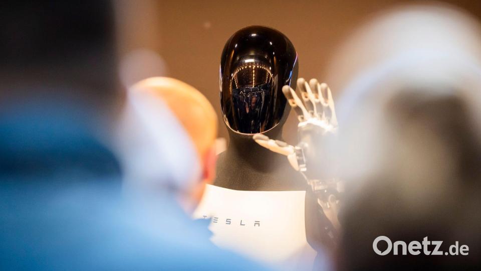 „Wie ein Mensch in einem Roboter-Kostüm“ soll sich der Roboter „Optimus“ in Zukunft bewegen. Bild: Christoph Soeder/dpa