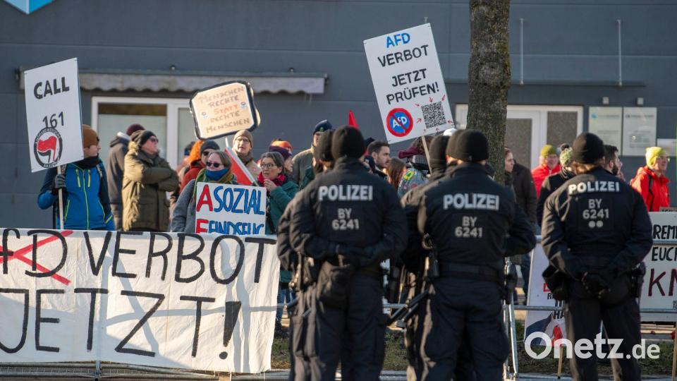 Demonstranten stehen in Greding der Polizei gegenüber. Bild: Stefan Puchner/dpa