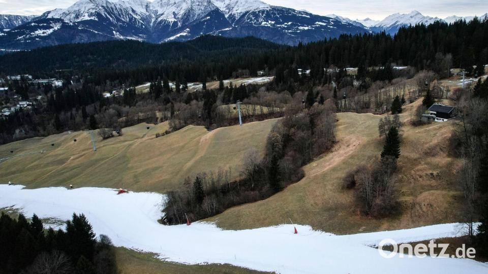 In der Schweiz gibt es teils deutlich weniger Schnee als im 30-jährigen Mittel. Bild: Gian Ehrenzeller/KEYSTONE/dpa