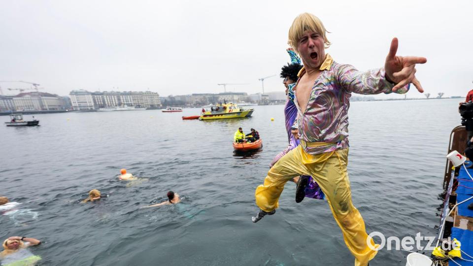 Ab ins kühle Nass  - Teilnehmer des 87. jährlichen Weihnachtsschwimmens „Coupe de Noel“ springen in den Genfer See. Mehr als 4200 Männer und Frauen schwammen die 100 Meter beim traditionellen Weihnachtsschwimmen in Genf bei einer Wassertemperatur von 8,8 Grad Celsius. Bild: Martial Trezzini/KEYSTONE/dpa