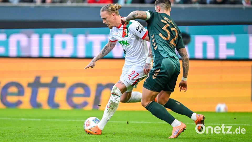 Augsburgs Marius Wolf (l) im Zweikampf mit Werder-Verteidiger Marco Friedl. Bild: Harry Langer/dpa
