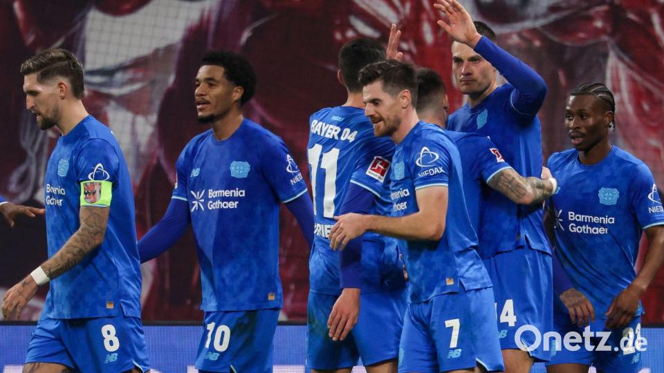 Leverkusens Spieler um Torschütze Patrik Schick (2.v.r., Bayer Leverkusen) jubeln nach dem Führungstreffer. Bild: Jan Woitas/dpa