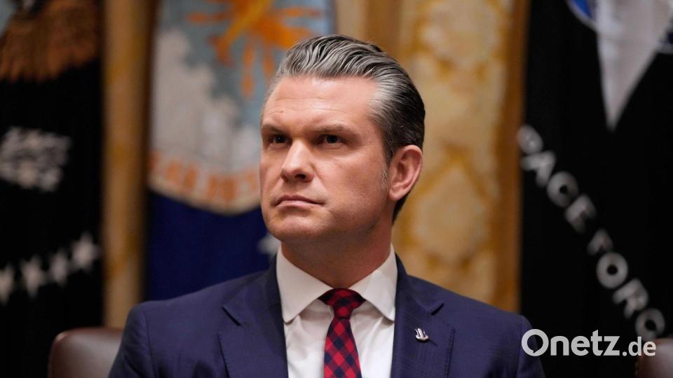 US-Verteidigungsminister Pete Hegseth droht den Terroristen des sogenannten Islamischen Staats. (Archivbild) Bild: Julia Demaree Nikhinson/AP/dpa