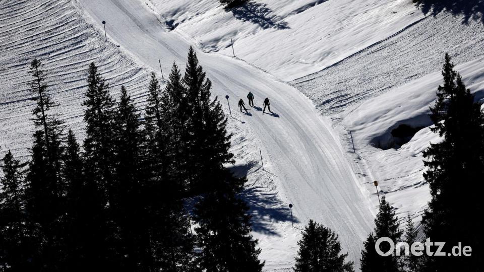 Nicht überall ist es abseits der Pisten grün. (Archivbild) Bild: Karl-Josef Hildenbrand/dpa