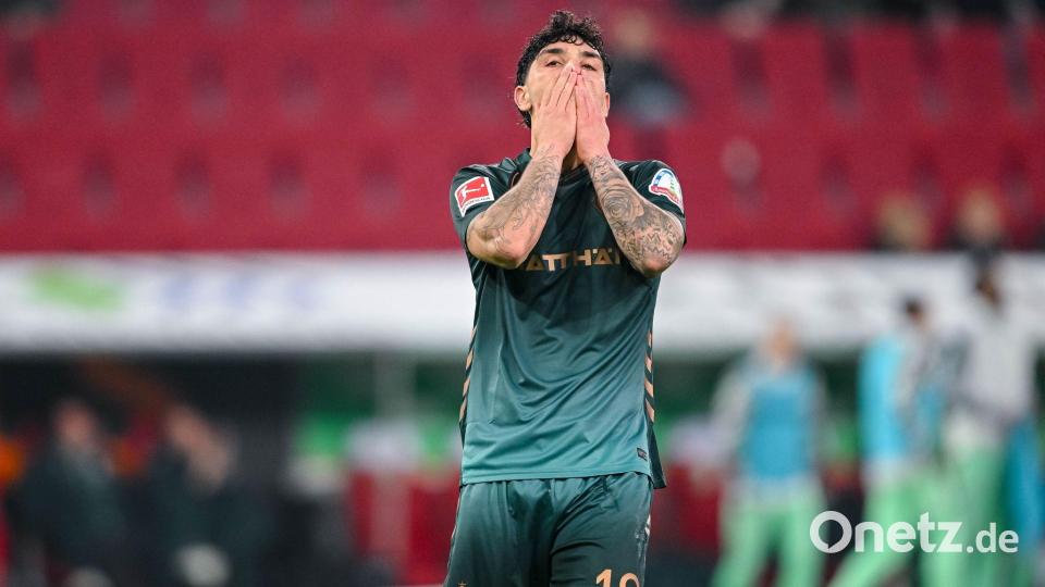 Bremens Cameron Puertas reagiert nach einer vergebenen Chance. Sein Schuss flog über das Augsburger Tor. Bild: Harry Langer/dpa