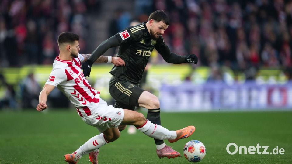 Kölns Tom Krauß (l) und Union Berlins Oliver Burke kämpfen um den Ball. Bild: Marius Becker/dpa
