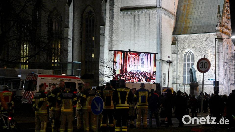 Vor der Kirche versammelten sich Menschen, um die Gedenkveranstaltung zu verfolgen. Bild: Klaus-Dietmar Gabbert/dpa