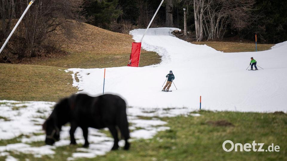 Ohne Kunstschnee hätte es der Skisport schwer, sagen Branchenvertreter. Bild: Gian Ehrenzeller/KEYSTONE/dpa