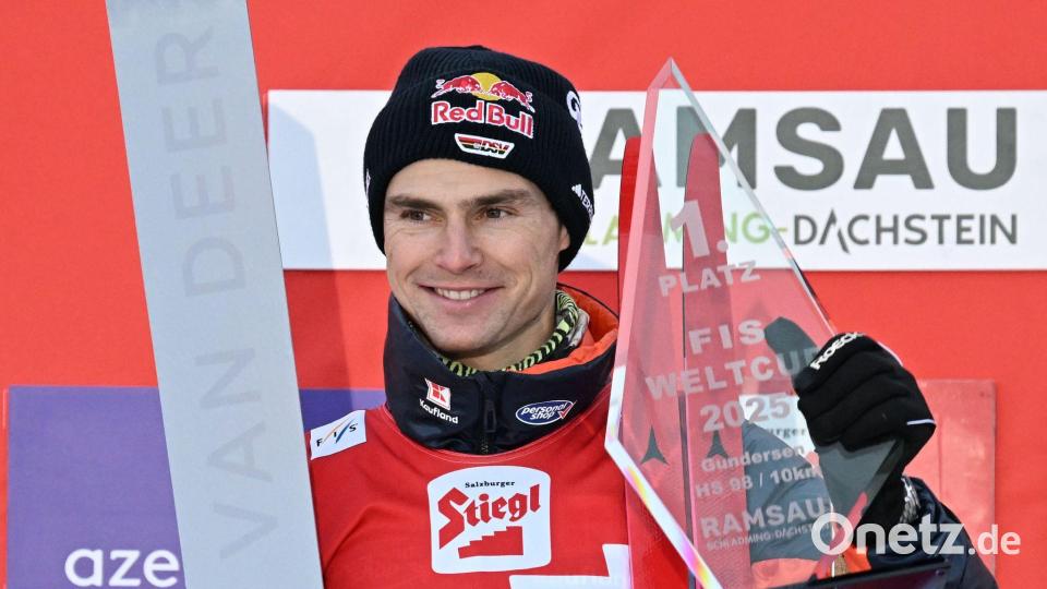 Sieger Vinzenz Geiger aus Deutschland steht beim Weltcup in Ramsau nach dem Gundersen Langlauf Wettbewerb über 10 km der Männer auf dem Podium - er bescherte den deutschen nordischen Kombinierern den ersten Saisonsieg Bild: Barbara Gindl/APA/dpa