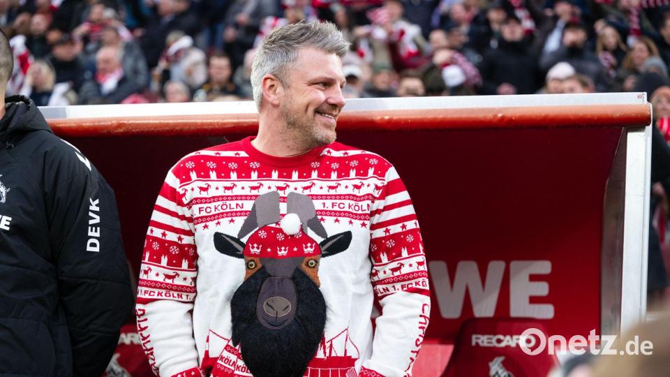Kölns Trainer Lukas Kwasniok im Weihnachtspullover. Bild: Marius Becker/dpa
