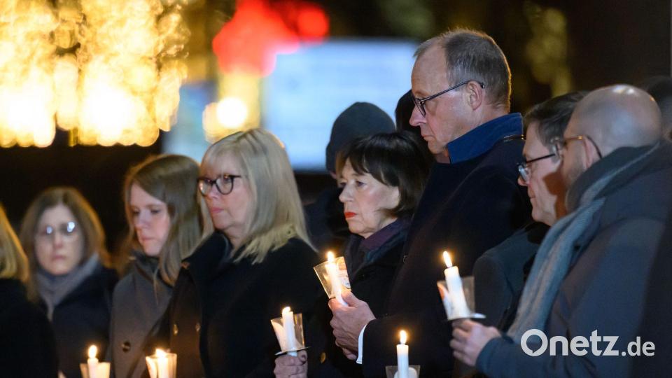 Bundeskanzler Friedrich Merz, seine Ehefrau Charlotte Merz und Simone Borris , Oberbürgermeisterin von Magdeburg, nehmen ein Jahr nach dem Anschlag auf dem Magdeburger Weihnachtsmarkt an einer Lichterkette nach der Gedenkveranstaltung in der Johanniskirche teil. Bild: Hendrik Schmidt/dpa