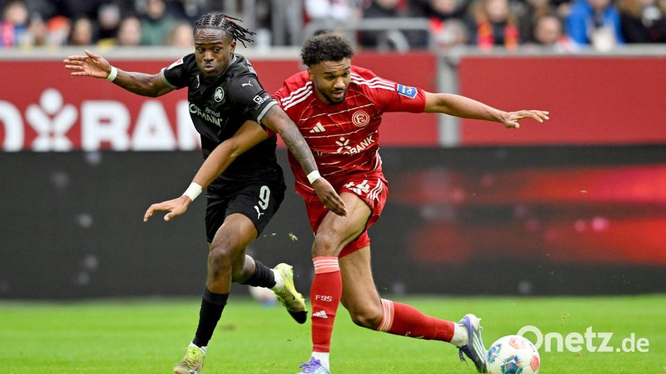 Zweikampf zwischen Fürths Noel Futkeu (links) und Fortunas Elias Egouli. Bild: Anke Waelischmiller/dpa