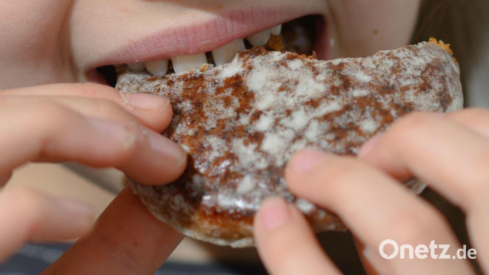 Eine neue Umfrage zeigt, wo besonders oft genascht wird. Bild: Hendrik Schmidt/dpa