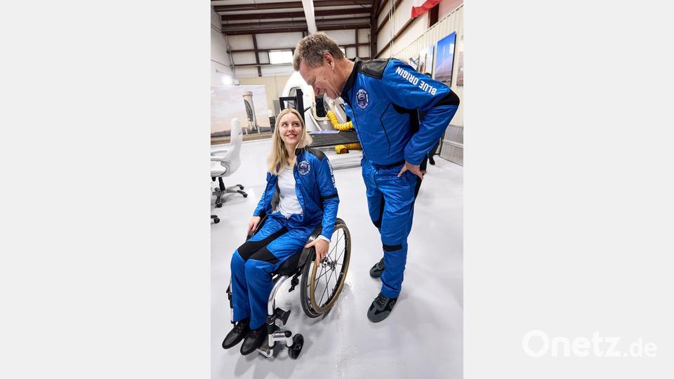 Ingenieurin Michaela Benthaus und der pensionierte Manager Hans Koenigsmann sind die beiden Deutschen an Bord der Blue-Origin-Rakete. Bild: Uncredited/Blue Origin/AP/dpa