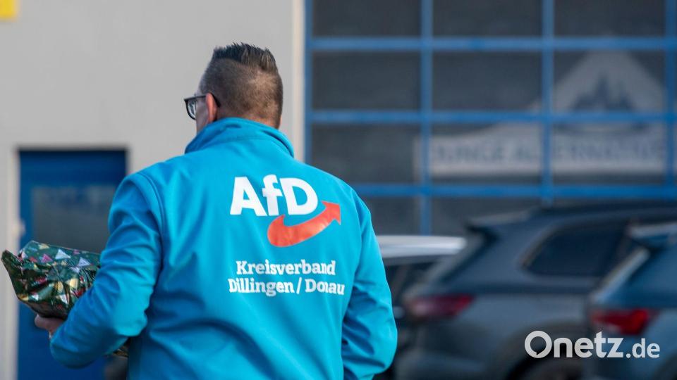 Ein Mann mit AfD-Jacke ist auf dem Weg zur Gründung der bayerischen Generation Deutschland. Bild: Stefan Puchner/dpa