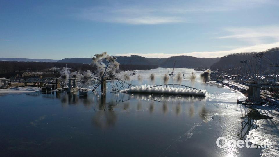 Eine 94 Jahre alte Brücke über dem Mississippi wird gesprengt. Bild: Uncredited/Iowa Department of Transportation/AP/dpa